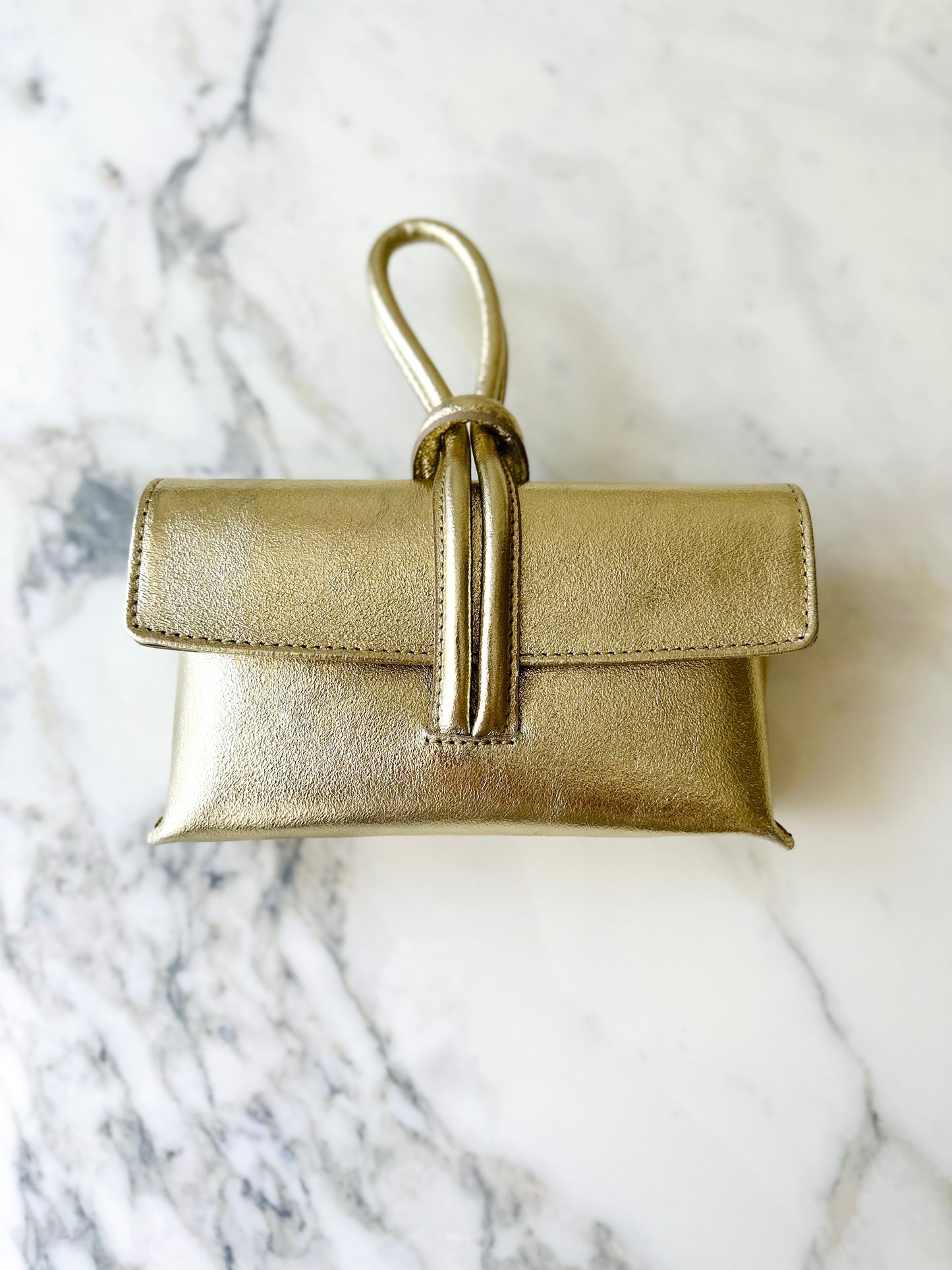 Clutch mit Riemen "Gold