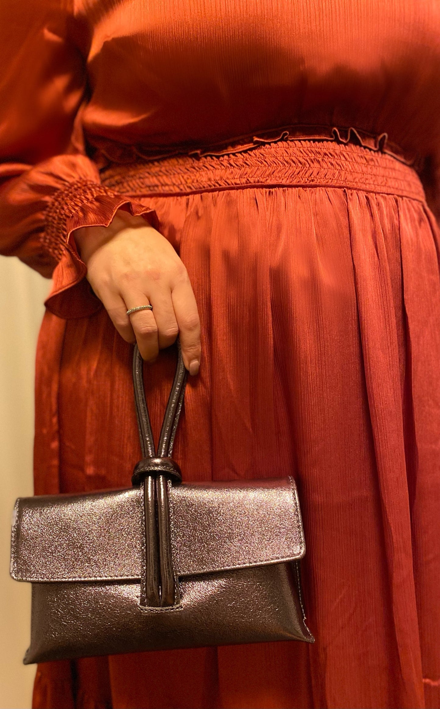 Clutch mit Riemen "Gunmetal"